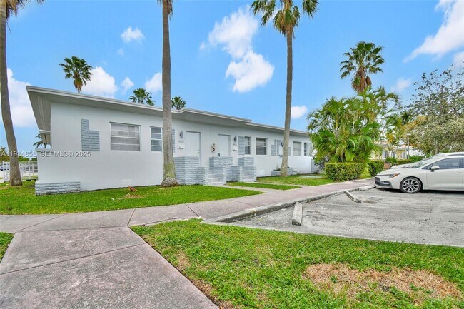 1900 Calais Dr in Miami Beach, FL - Foto de edificio - Building Photo