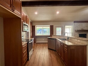 130 Creekside Dr in Boerne, TX - Foto de edificio - Building Photo