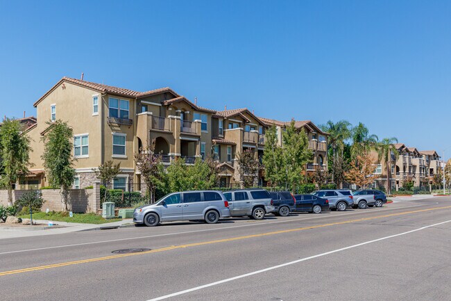 Las Brisas Santee Phase I in Santee, CA - Foto de edificio - Building Photo