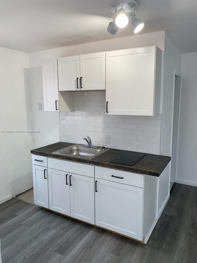 2123 Wilson St in Hollywood, FL - Building Photo - Building Photo