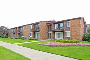 Parkview Village Apartments in Warren, MI - Building Photo