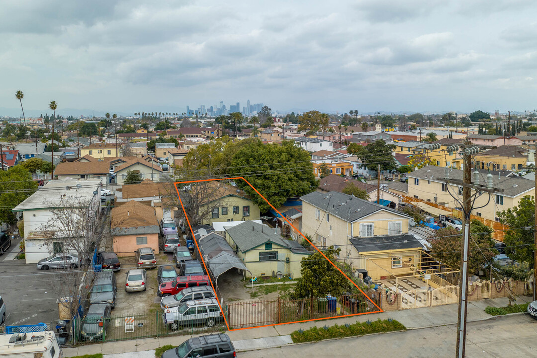 154 W 66th St in Los Angeles, CA - Building Photo