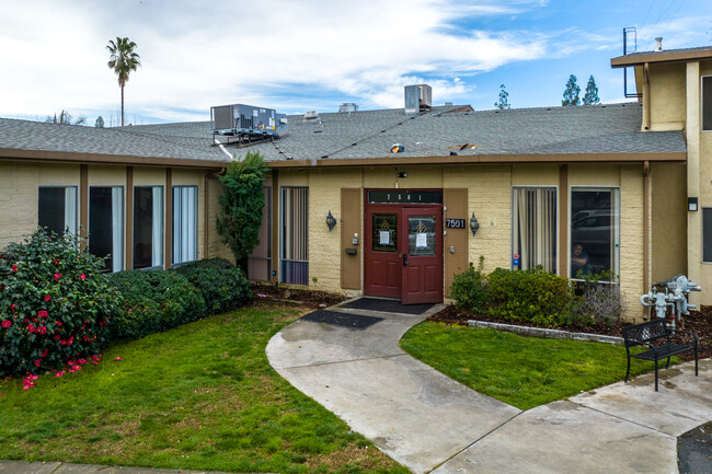 Auburn Oaks in Citrus Heights, CA - Building Photo - Building Photo