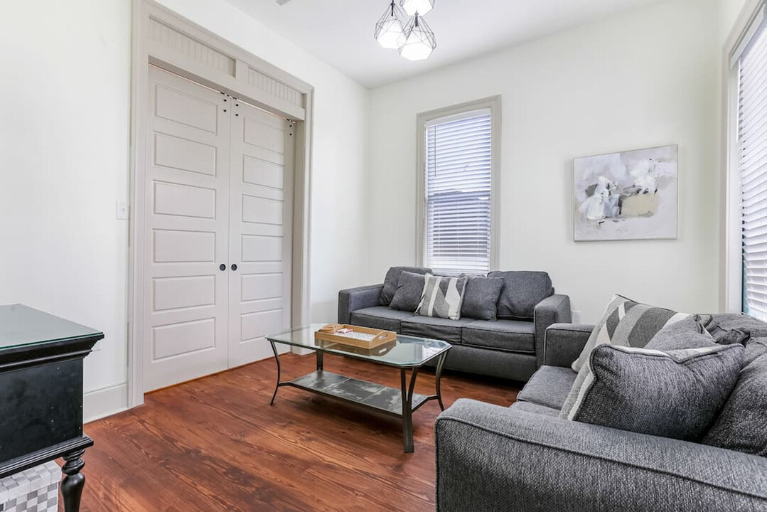 2213 Louisiana Ave in New Orleans, LA - Building Photo