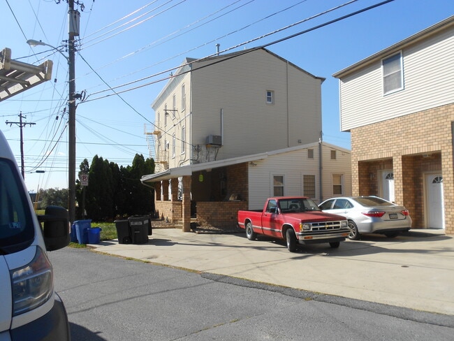 3039 Kutztown Rd, Unit Third Floor in Reading, PA - Building Photo - Building Photo