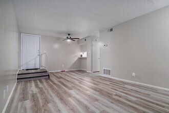 Chestnut Park in San Antonio, TX - Foto de edificio - Building Photo