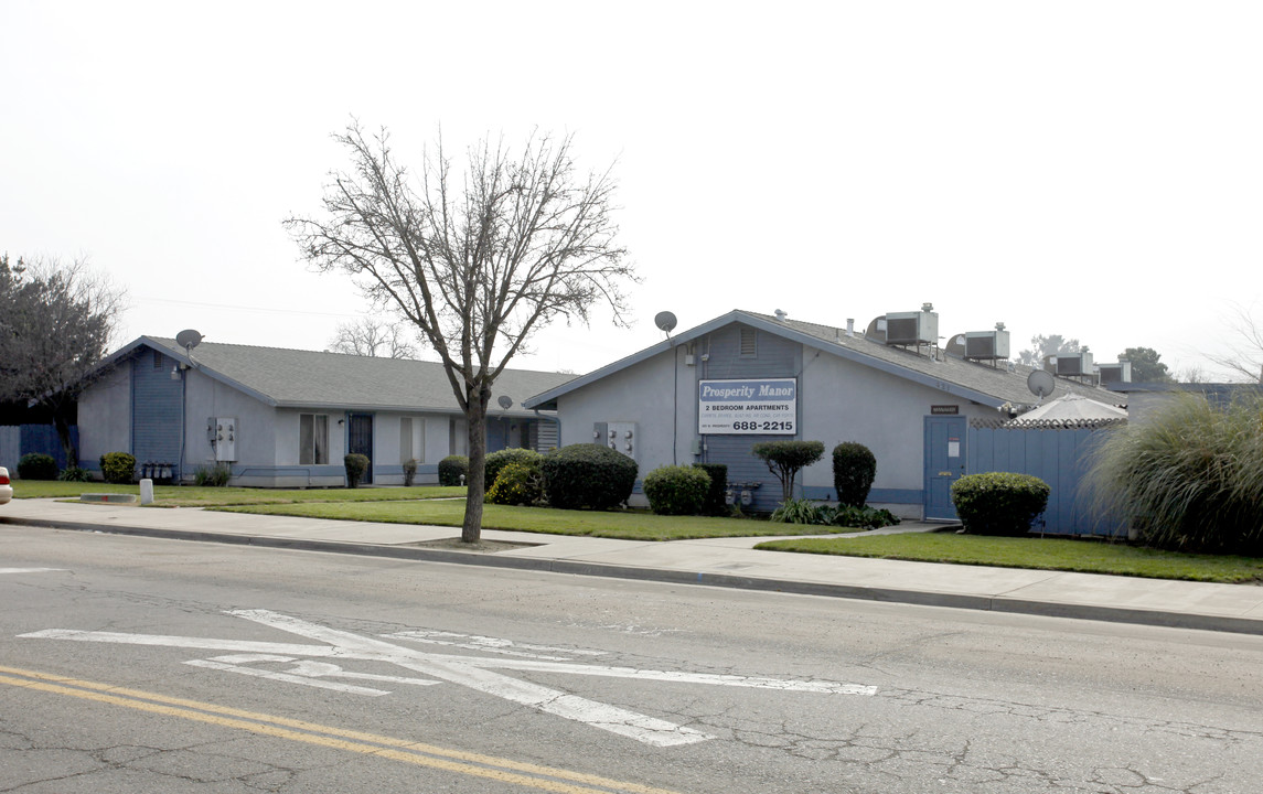 Prosperity Manor in Tulare, CA - Foto de edificio