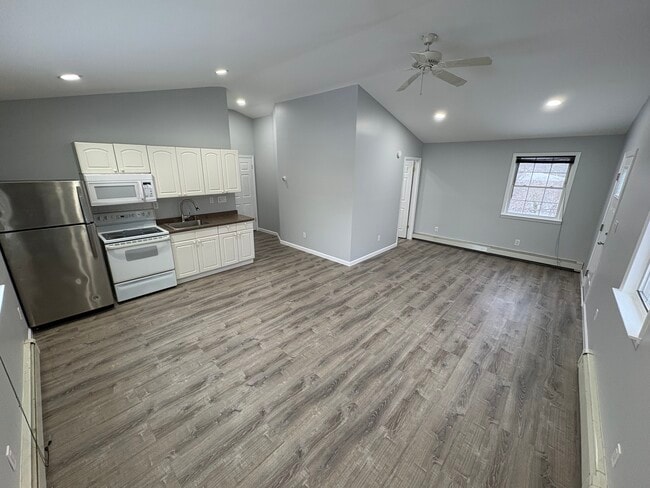 10 Matsunaye Dr, Unit 1 in Medford, NY - Foto de edificio - Building Photo