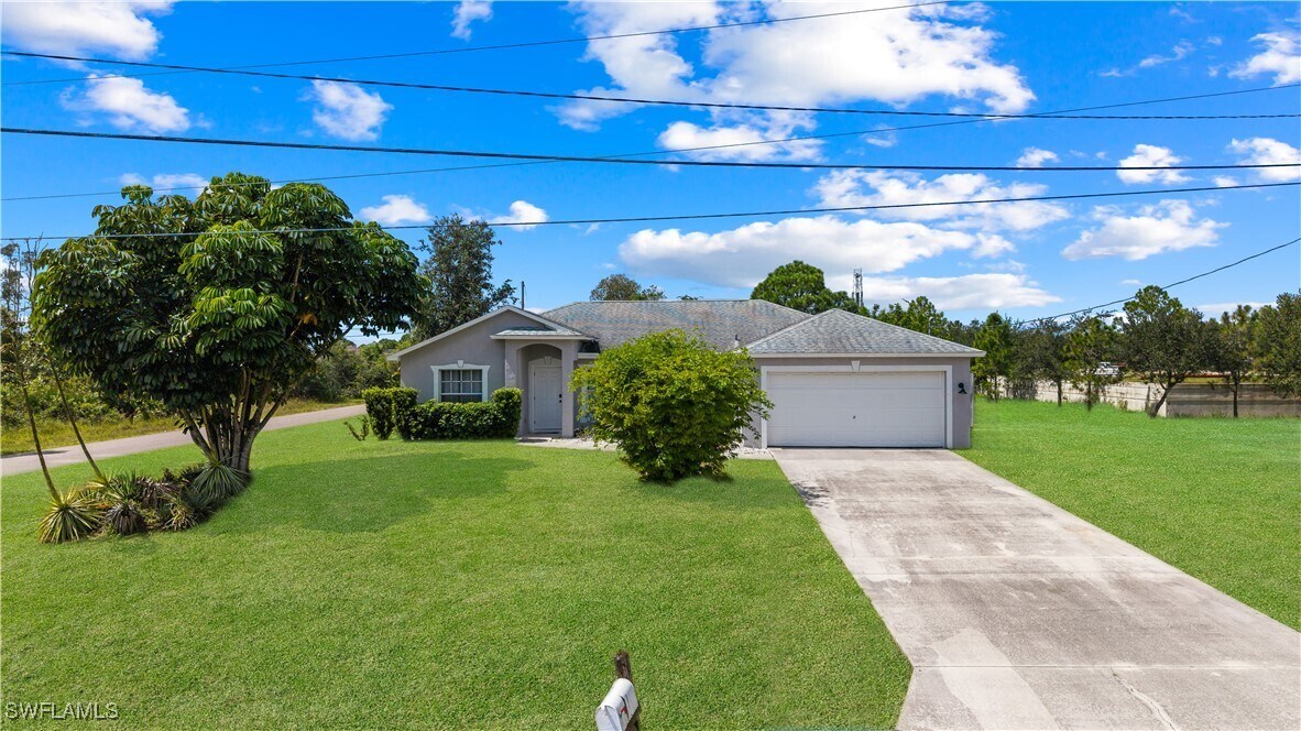 720 Bedford Point Ave in Lehigh Acres, FL - Building Photo