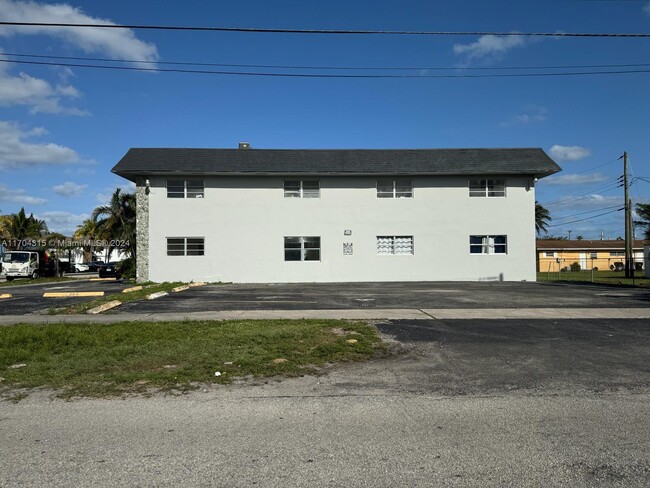 300 NE 1st Ct in Hallandale Beach, FL - Building Photo - Building Photo