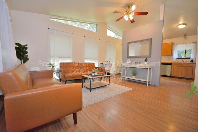 11960 N Government Wy in Hayden, ID - Building Photo - Building Photo