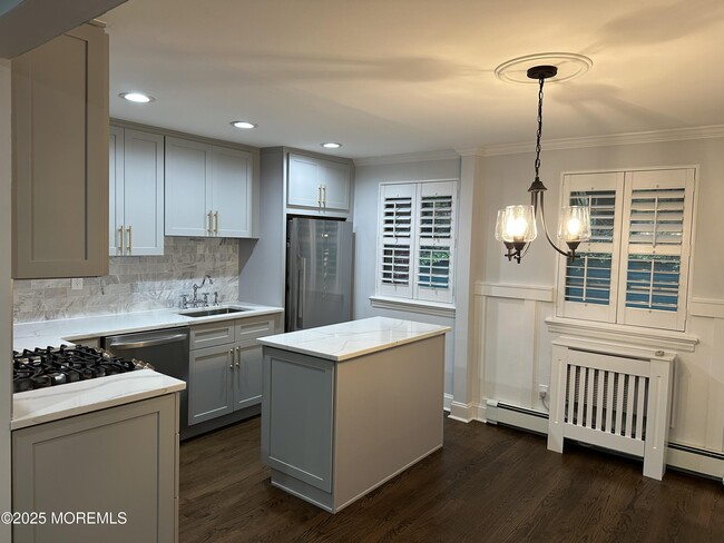 102 Manor Dr in Red Bank, NJ - Building Photo - Building Photo