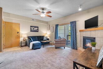 805 Blue Sky Dr, Unit 204 in North Liberty, IA - Foto de edificio - Building Photo