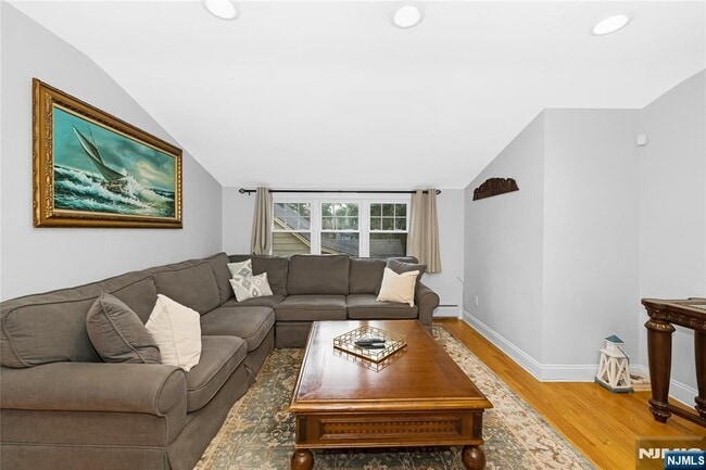 165 Pine St in Hackensack, NJ - Building Photo - Building Photo