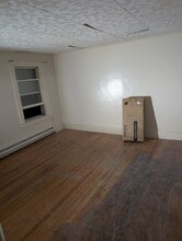 212 Howard St, Unit 3rd floor in Brockton, MA - Foto de edificio - Building Photo