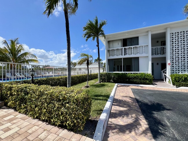 4201 S Ocean Blvd in South Palm Beach, FL - Building Photo - Building Photo