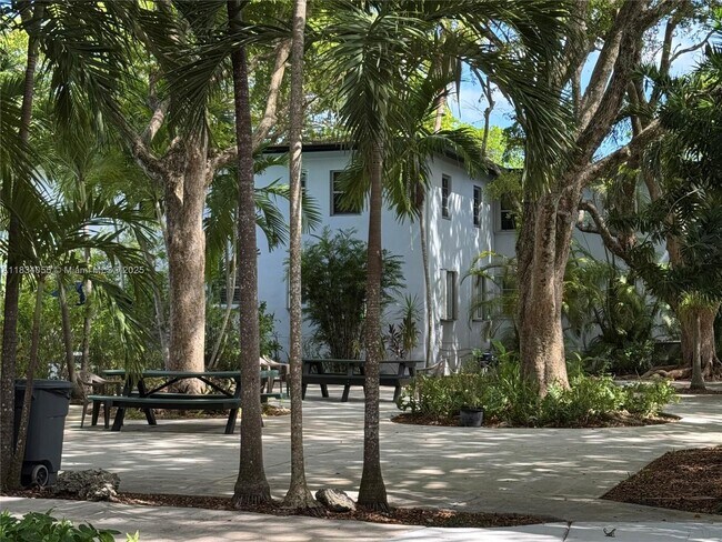7865 SW 57th Ave in South Miami, FL - Building Photo - Building Photo