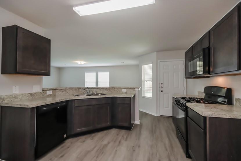 215 Blue Crane St in Huntsville, TX - Building Photo