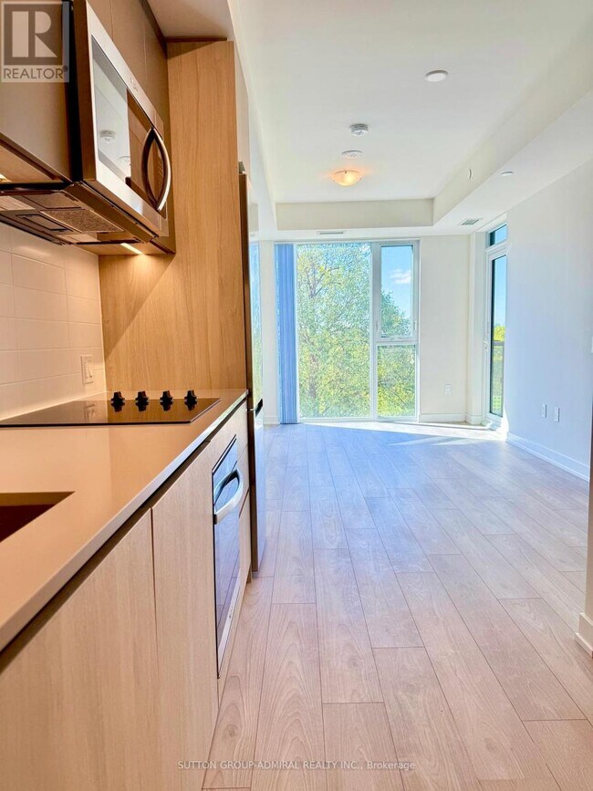 5858 Yonge St in Toronto, ON - Building Photo - Building Photo