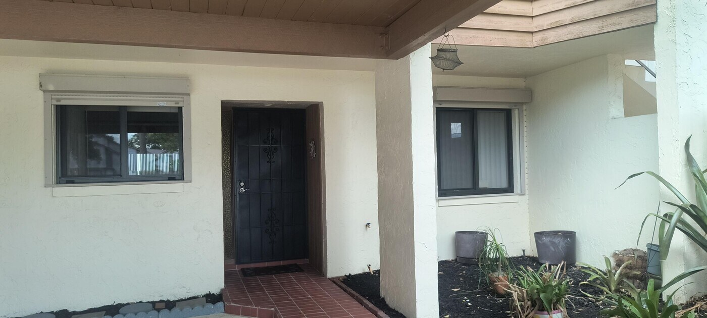 1611 Minutemen Causeway in Cocoa Beach, FL - Building Photo
