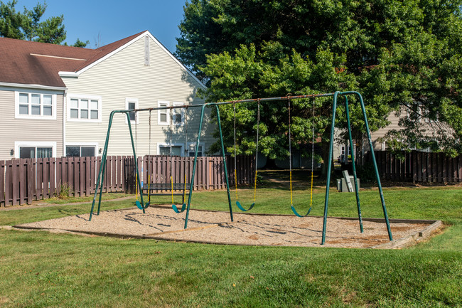 McMillen Woods Apartments in Newark, OH - Foto de edificio - Building Photo