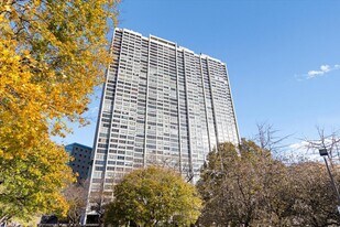 2800 N Lake Shore Dr in Chicago, IL - Building Photo