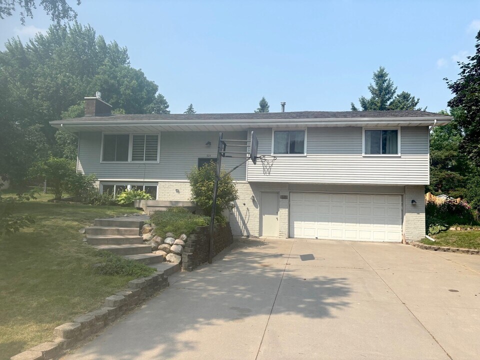 524 10th Ave SW in New Brighton, MN - Building Photo