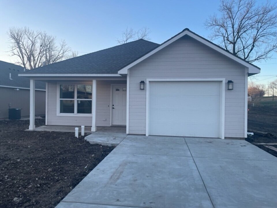 1615 Hill Valley Dr in Manhattan, KS - Building Photo