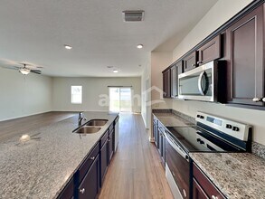 8714 Layalie Way in Gibsonton, FL - Foto de edificio - Building Photo