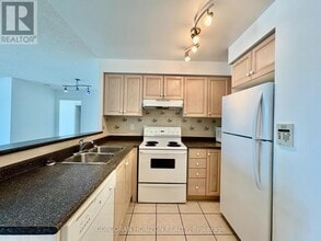 7 Lorraine Dr in Toronto, ON - Building Photo - Building Photo