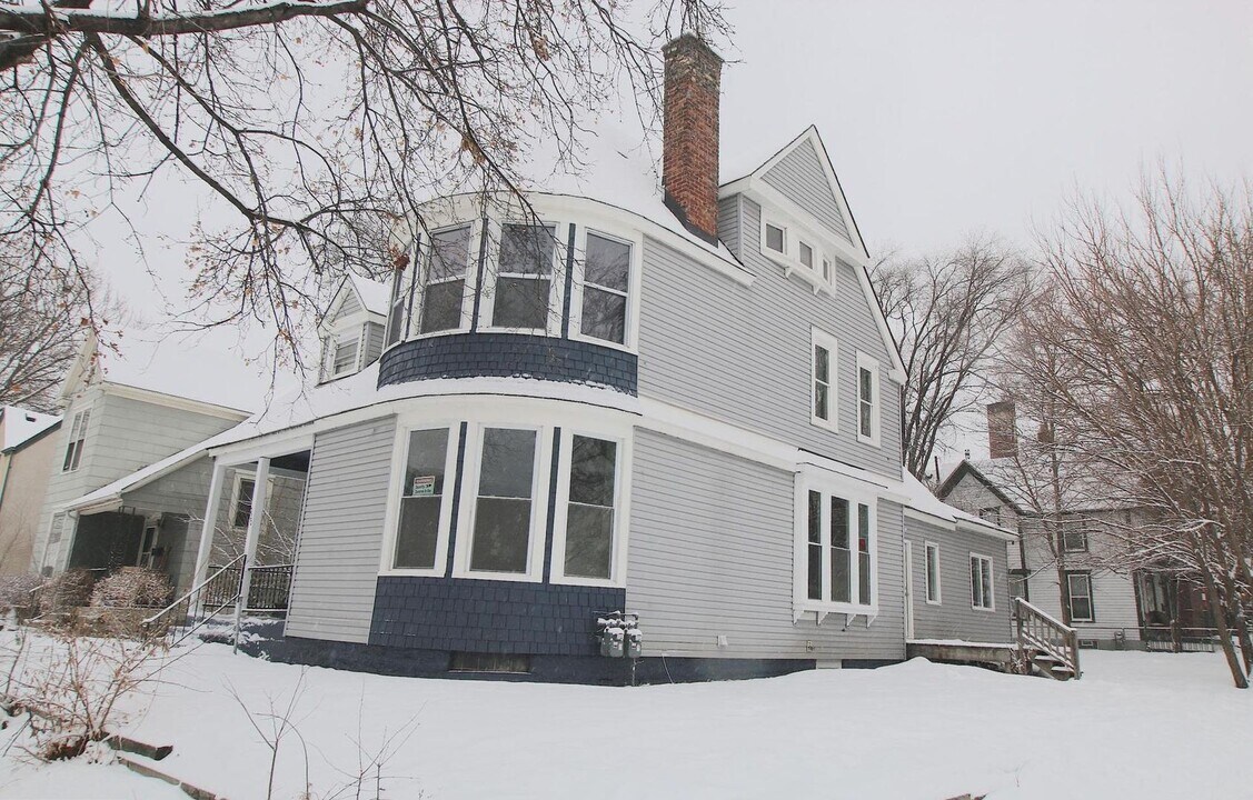 220 E 27th St in Minneapolis, MN - Building Photo