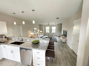323 Foster Rd in Hallandale Beach, FL - Building Photo - Building Photo