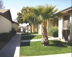 Mckellips Manor Apartments in Mesa, AZ - Foto de edificio - Building Photo