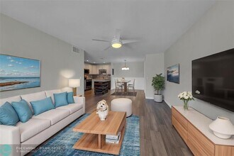 160 Cypress Club Dr in Pompano Beach, FL - Building Photo - Building Photo