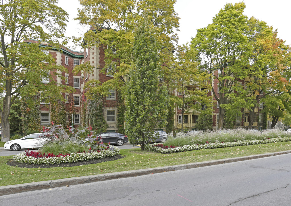 Towers & Dollard Apartements in Montréal, QC - Building Photo