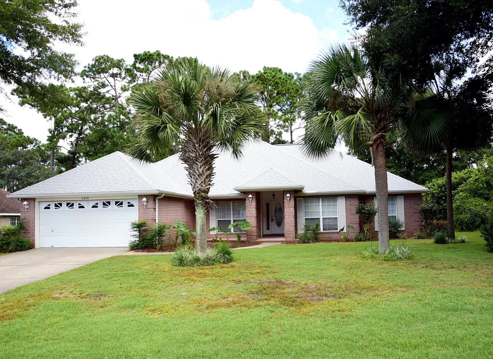 1402 Ernest Hemingway Dr in Niceville, FL - Building Photo