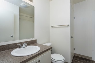 Royal Pines Apartments in Beaverton, OR - Foto de edificio - Building Photo