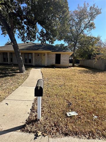 1606 Brown Trail in Hurst, TX - Foto de edificio - Building Photo