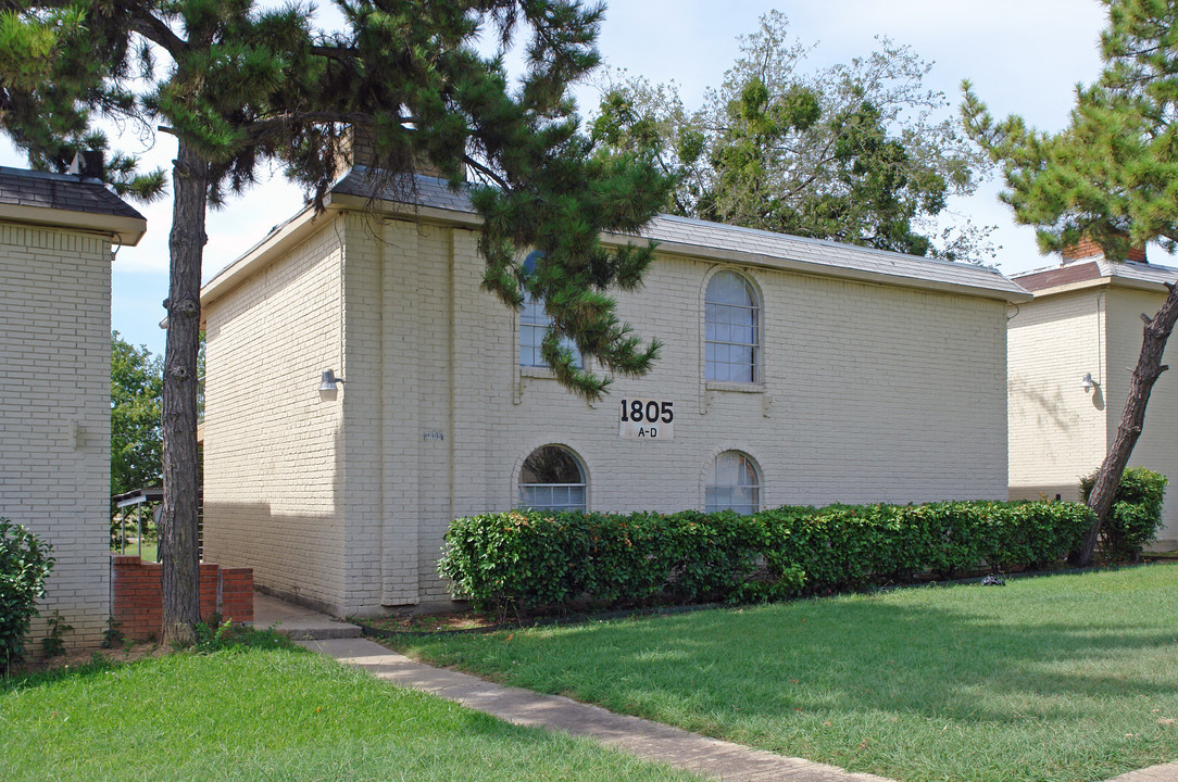 1805 Roman Rd in Grand Prairie, TX - Foto de edificio