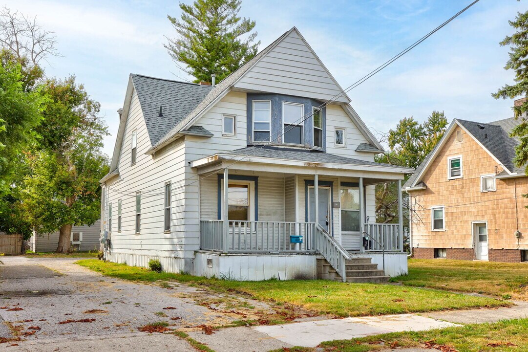 1921 N Bond St, Unit 1 in Saginaw, MI - Building Photo