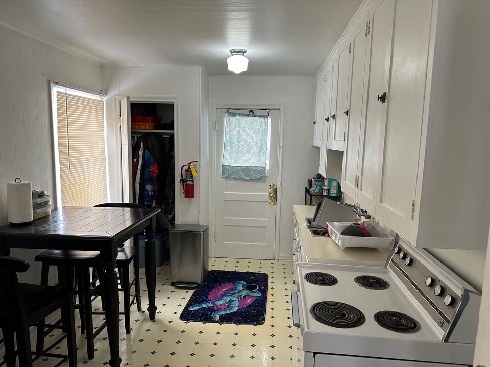 327 S 1300 E in Salt Lake City, UT - Building Photo
