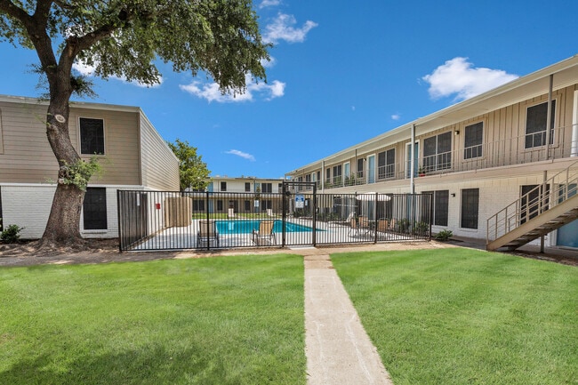 Villa Nueva Apartments in Houston, TX - Building Photo - Building Photo