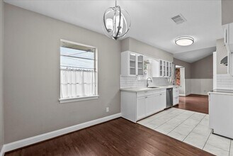 718 E Lambuth Ln in Deer Park, TX - Building Photo - Building Photo