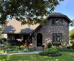 68 Sachuest Way in Middletown, RI - Building Photo