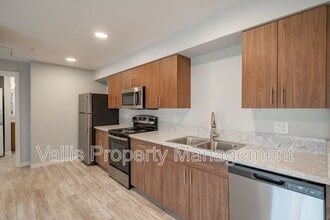 13001 S Crompton Lane in Molalla, OR - Foto de edificio - Building Photo