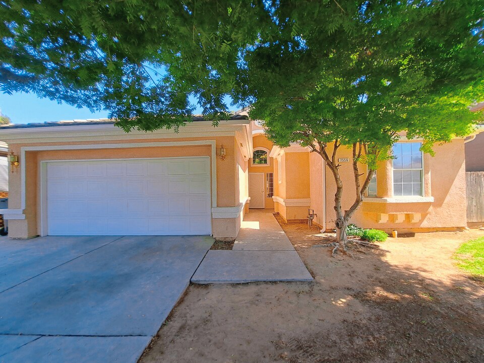 7556 N Vista Ave in Fresno, CA - Building Photo