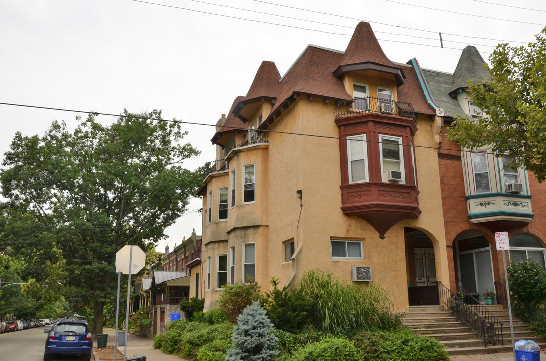 412 S 45th St in Philadelphia, PA - Building Photo