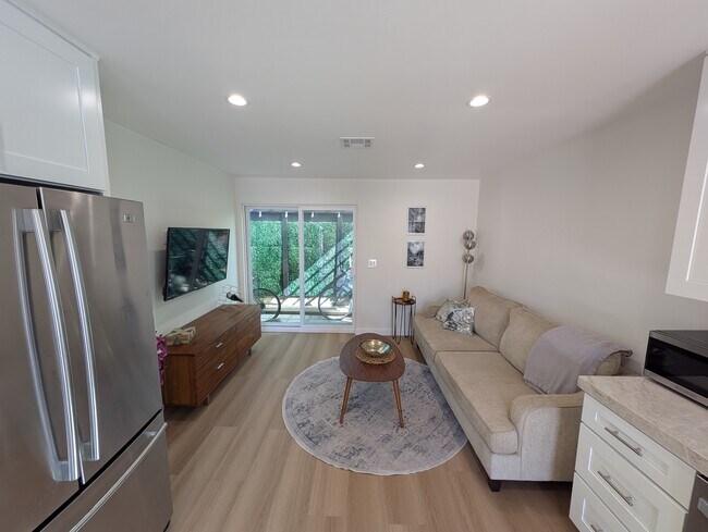 6328 Mary Ellen Ave in Van Nuys, CA - Foto de edificio - Building Photo
