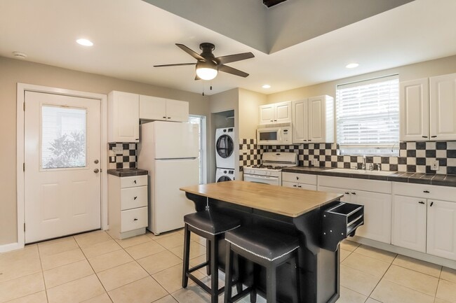 property at 927 E Shadowlawn Ave
