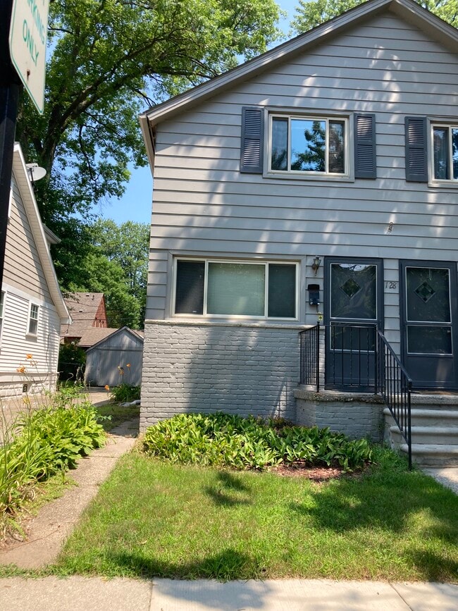 128 Muir Rd, Unit #A in Grosse Pointe Farms, MI - Foto de edificio - Building Photo